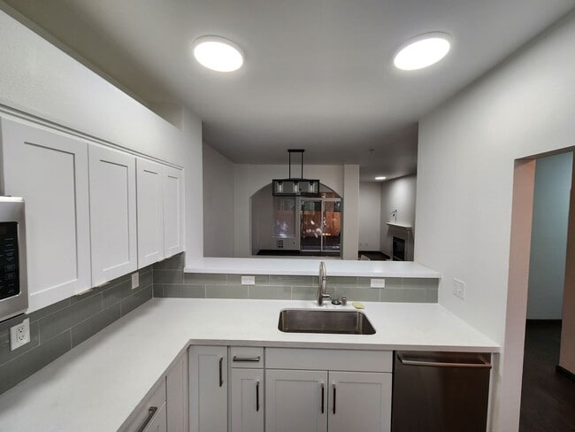 Building Photo - Renovated 3 Bedroom Condo