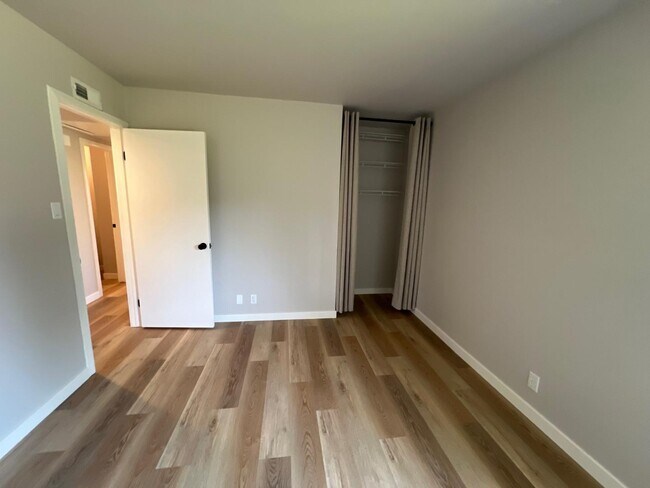 Building Photo - 160 Sands Pl