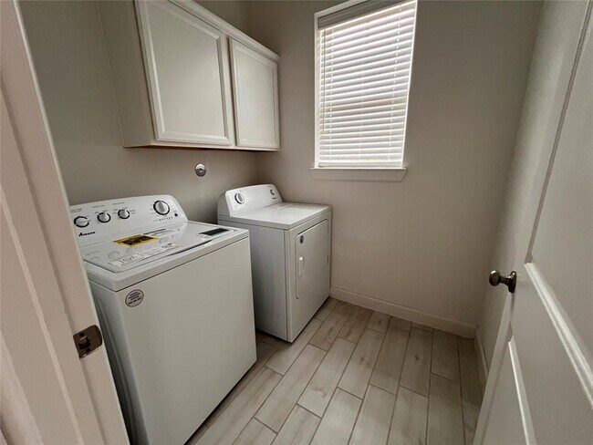 Building Photo - 6002 Dark Kite Trl