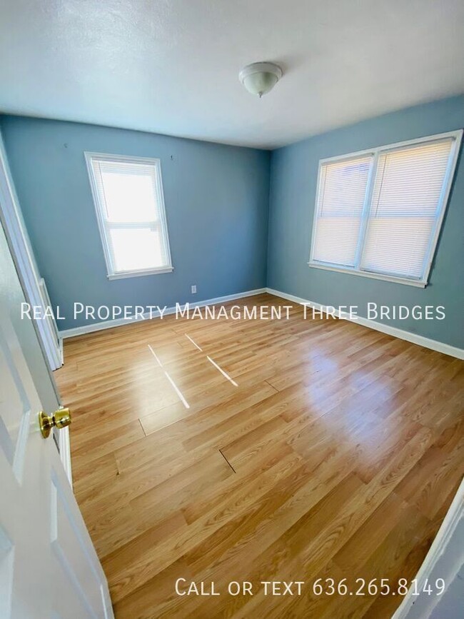 Building Photo - New Rehabbed 2-Bedroom Awaits You