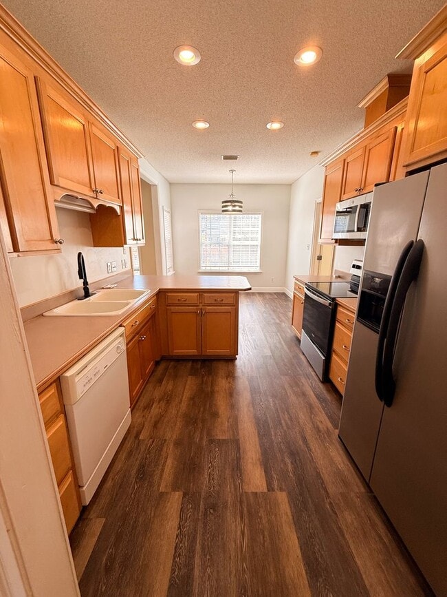 Building Photo - 2409 Riverside Dr