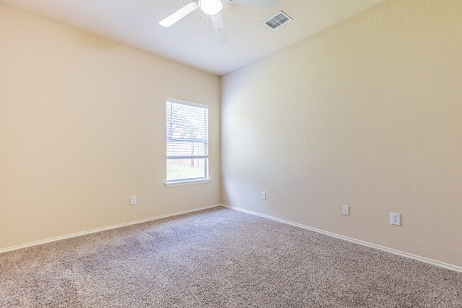 Building Photo - 906 Ashbury Bluff