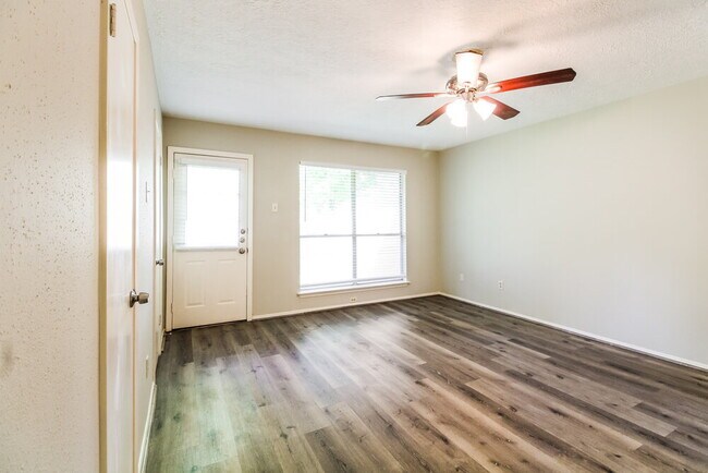 Building Photo - 2222 Victoria Ct