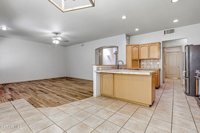 Building Photo - 6141 Loma De Cristo Dr