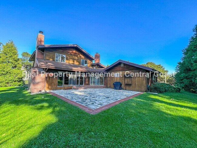 Building Photo - AVAILABLE OCTOBER - Large 4 Bedroom / 3 Ba...