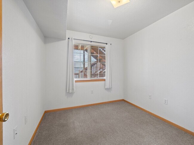 Building Photo - Well Maintained 2-Bed, 2-Bath Condo in Prime Location Near CSU!