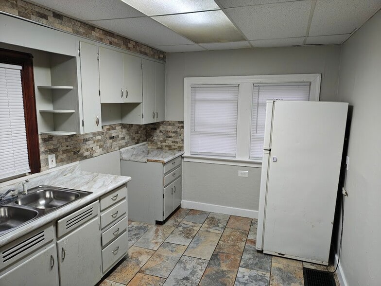 Building Photo - 524 Crestmore Ave