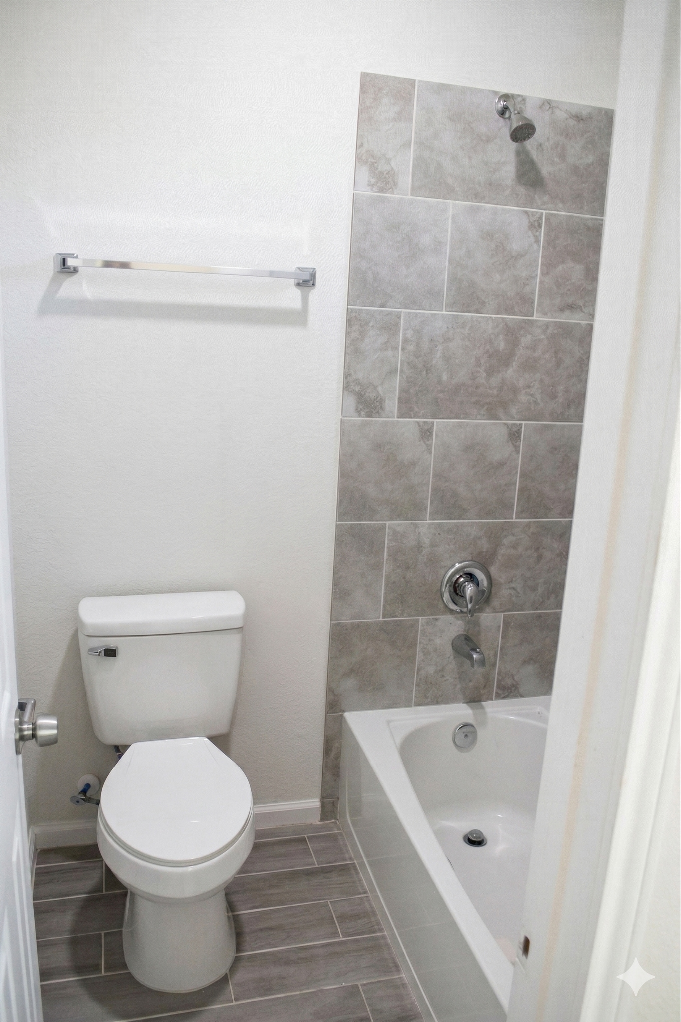 Full Bathroom 2 - 7952 Blue St