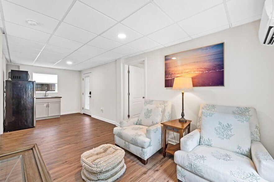 Building Photo - 22103 Lakeview Dr