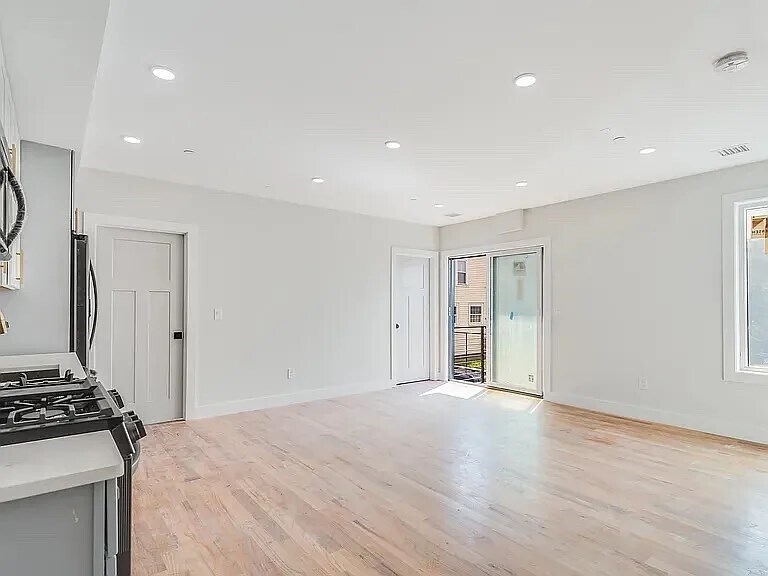 Primary Photo - 97 Condor St