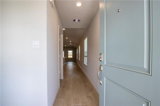Building Photo - 883 Kickapoo Ln