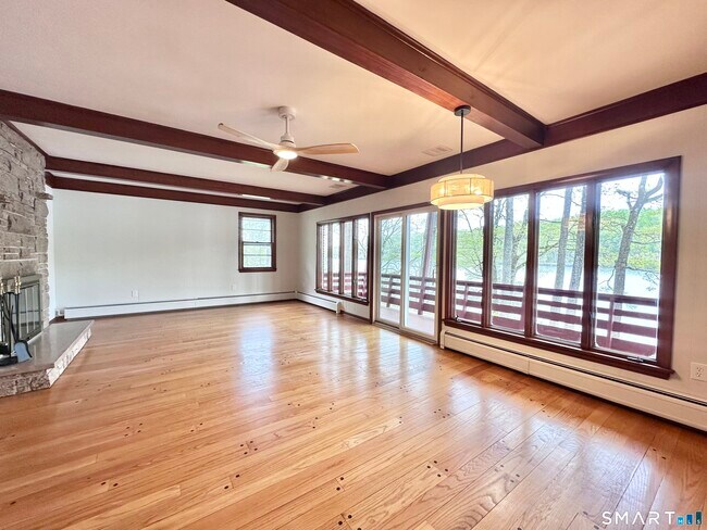 Building Photo - 542 Lake Dr
