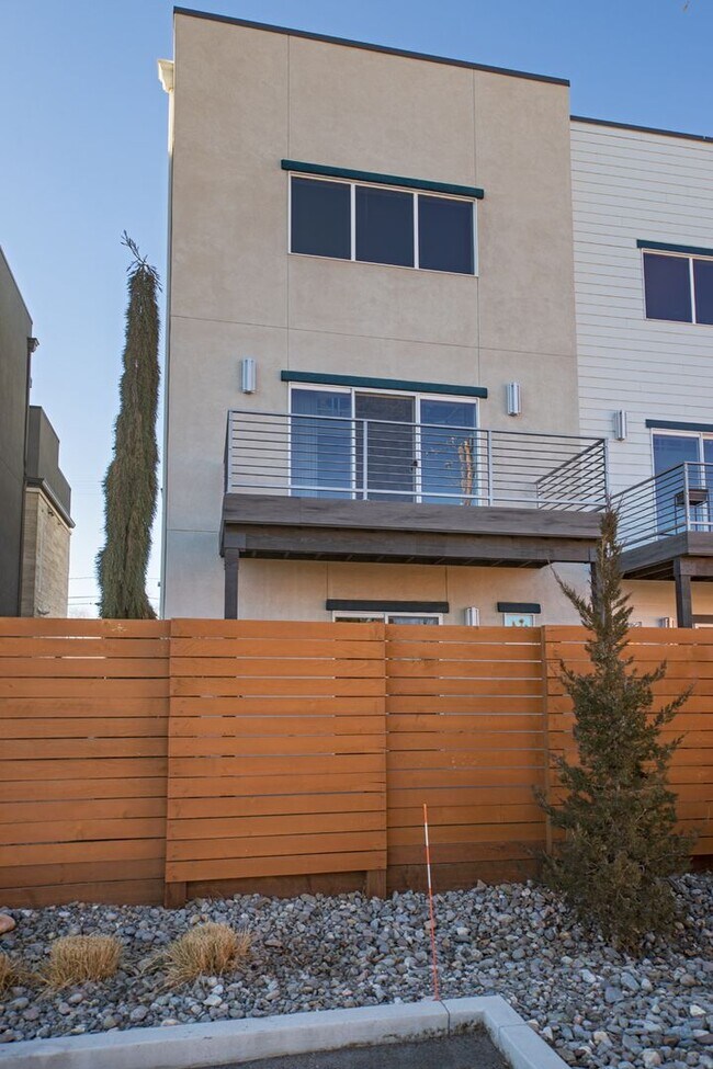 Building Photo - Downtown Executive Furnished Townhouse