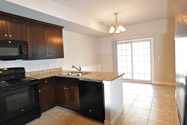 Building Photo - Shelby Twp - 3 Bedrooms, 2.5 Baths Townhouse, 2-Car Garage near Stony Creek Park