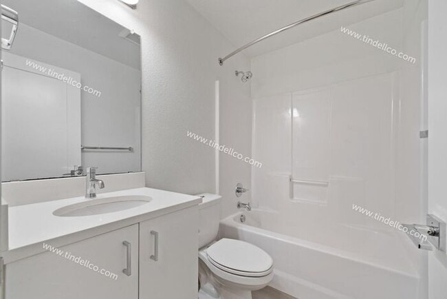 Building Photo - Modern Three-Story Townhouse in Hosford-Abernethy - W/S/G Included & Pet Friendly!