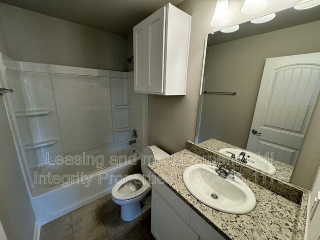 Building Photo - 231 S Lakepointe Dr