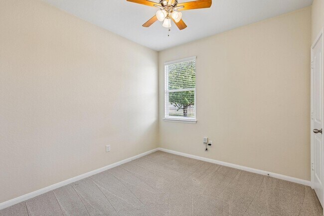 Building Photo - 711 Rolling Oak Dr