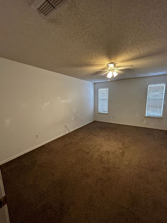 Building Photo - Nice Three Bedroom - Northridge