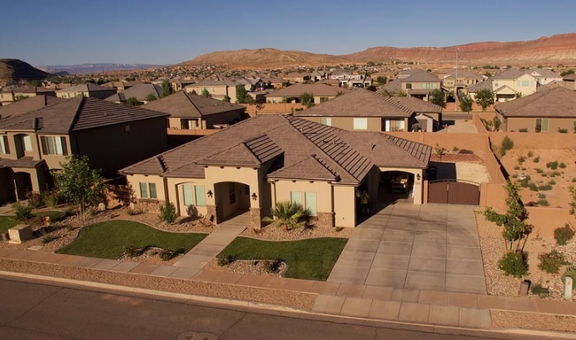 Primary Photo - Gorgeous 4 Bed with 3 Car Garage AND Hot Tub