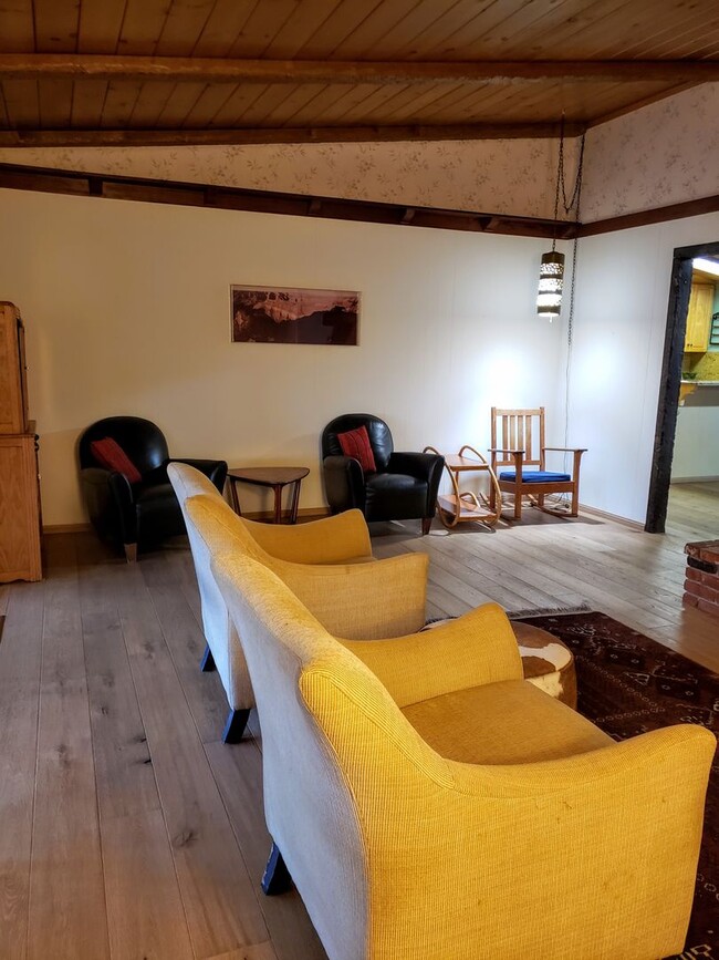 Building Photo - Mostly Furnished Bishop home with large living, dining space and a sun room.