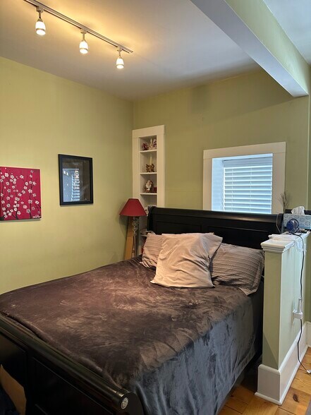 Building Photo - 61 Putnam St