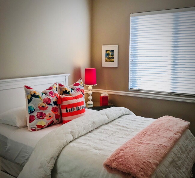 Building Photo - Villa de Gallego - Furnished Rental