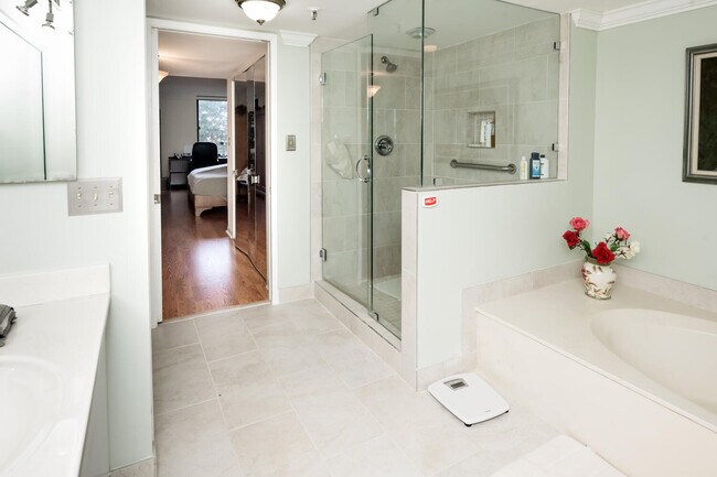 Building Photo - 2480 Presidential Way