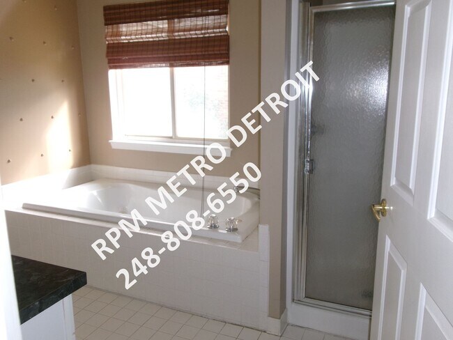 Building Photo - SPACIOUS HOME IN BROWNSTOWN
