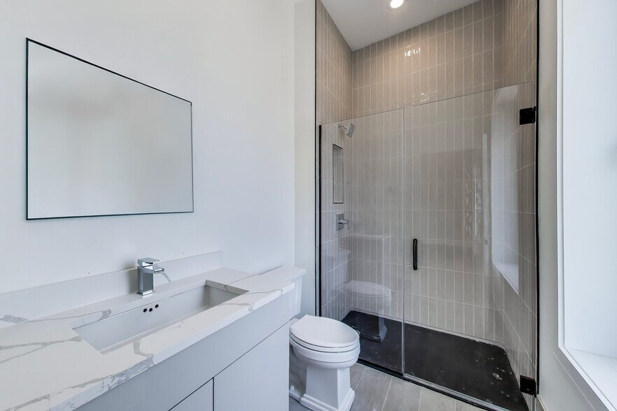 Building Photo - 2023 N Drake Ave