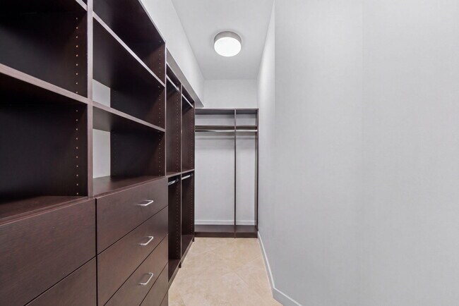 Building Photo - 333 Las Olas Way