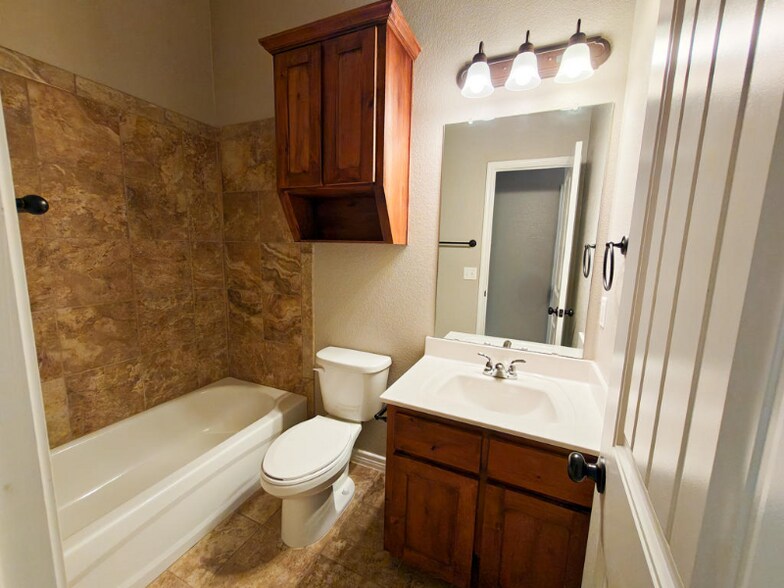 Building Photo - 701 Sladecek Dr