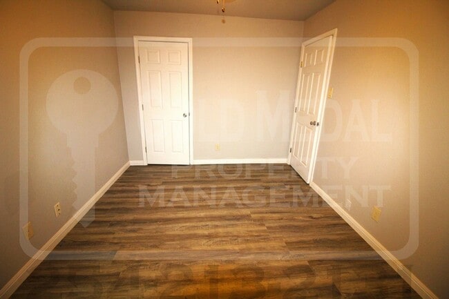 Building Photo - 205 E Vardeman Ave