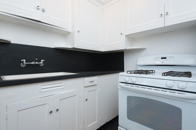 Building Photo - Vintage 2 Bedroom Townhouse