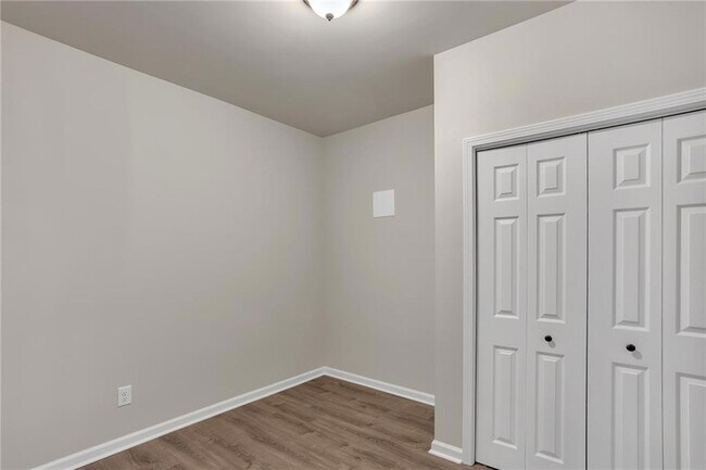 Building Photo - 568 Garden View Ct