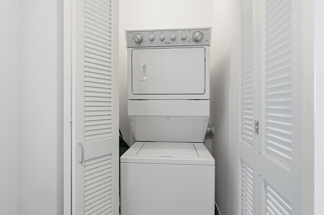 Building Photo - 1000 S Clark St