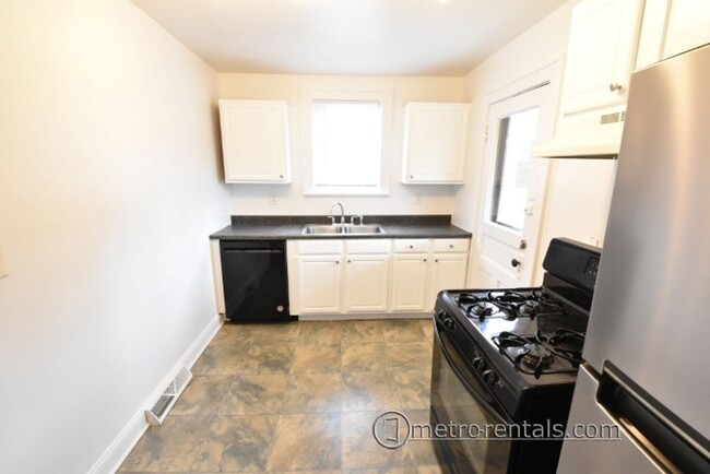 Building Photo - 333-335-335 E Duncan St