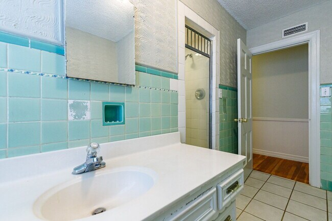 Building Photo - 3 bedroom less than 1 mile from Tech