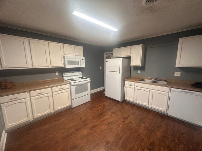 Building Photo - Cute 2 Bed 1 Bath Single Family Home