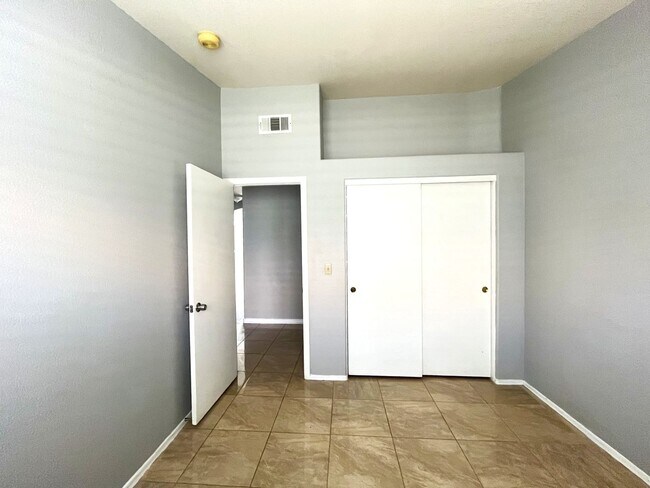 Building Photo - 3-Bedroom, 2-Bath House - Las Vegas, NV