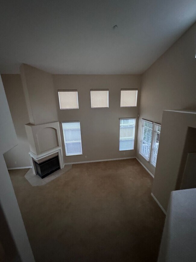 Building Photo - Charming 2-Story, 3 Bedroom, 2 1/2 Bathroom Ventura Home for Lease!