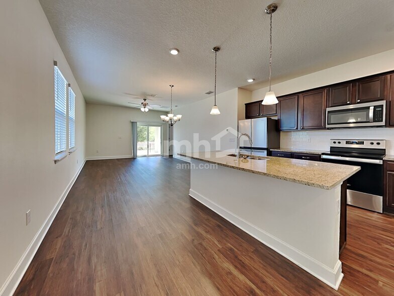 Building Photo - 1049 Walden Pond Dr