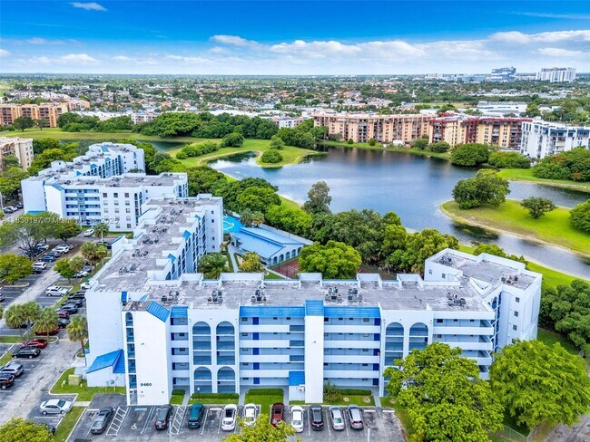 Building Photo - 9460 Fontainebleau Blvd