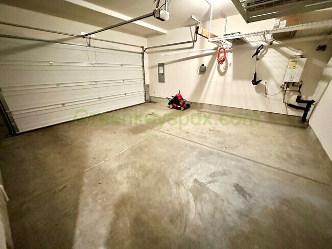 Building Photo - Amazing 2,306-square-foot house in Wood Village