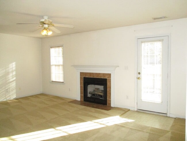 Building Photo - Beautiful four bedroom two bath home located off Piney Green and just minutes to Camp Lejeune.