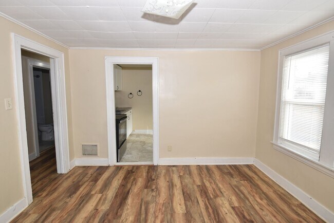 Building Photo - 135 E Eckman St