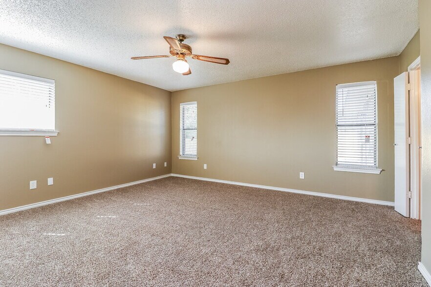 Building Photo - 520 E Lark Ct