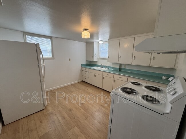 Building Photo - 841 1/2 Cook Avenue