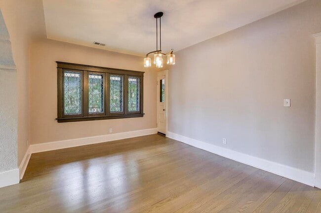 Building Photo - 1601 W Touhy Ave