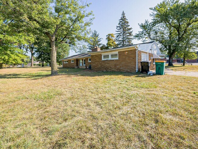 Building Photo - Freshly Updated 3-Bedroom Home in Farmington Hills!