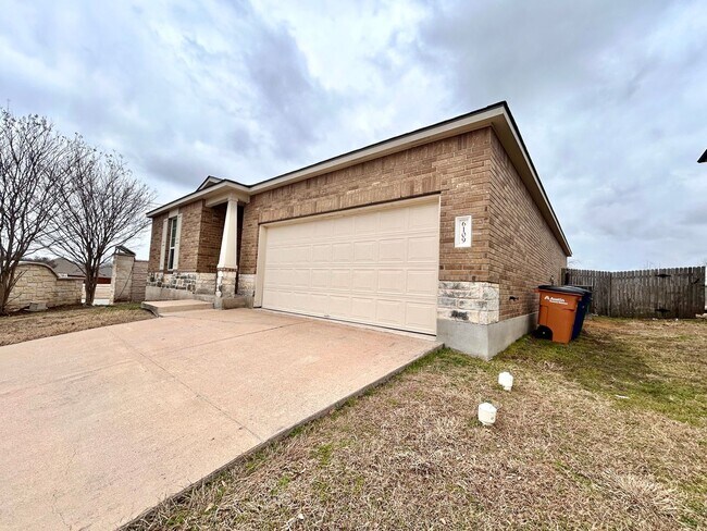 Building Photo - Charming 3/BR 2/BA  Home with Spacious Backyard